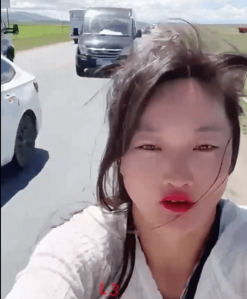 Viral: Influencer es atropellada en vivo en plena carretera