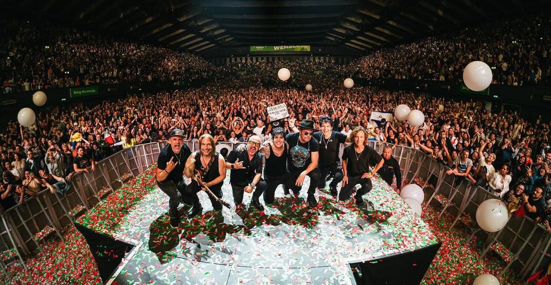 Maná canta ante miles en la Arena Wembley de Londres.