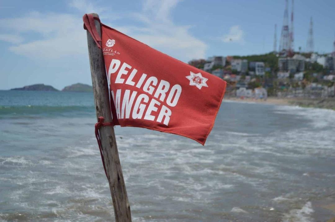 Mazatlán: Alertan del fenómeno del Mar de fondo en la playa