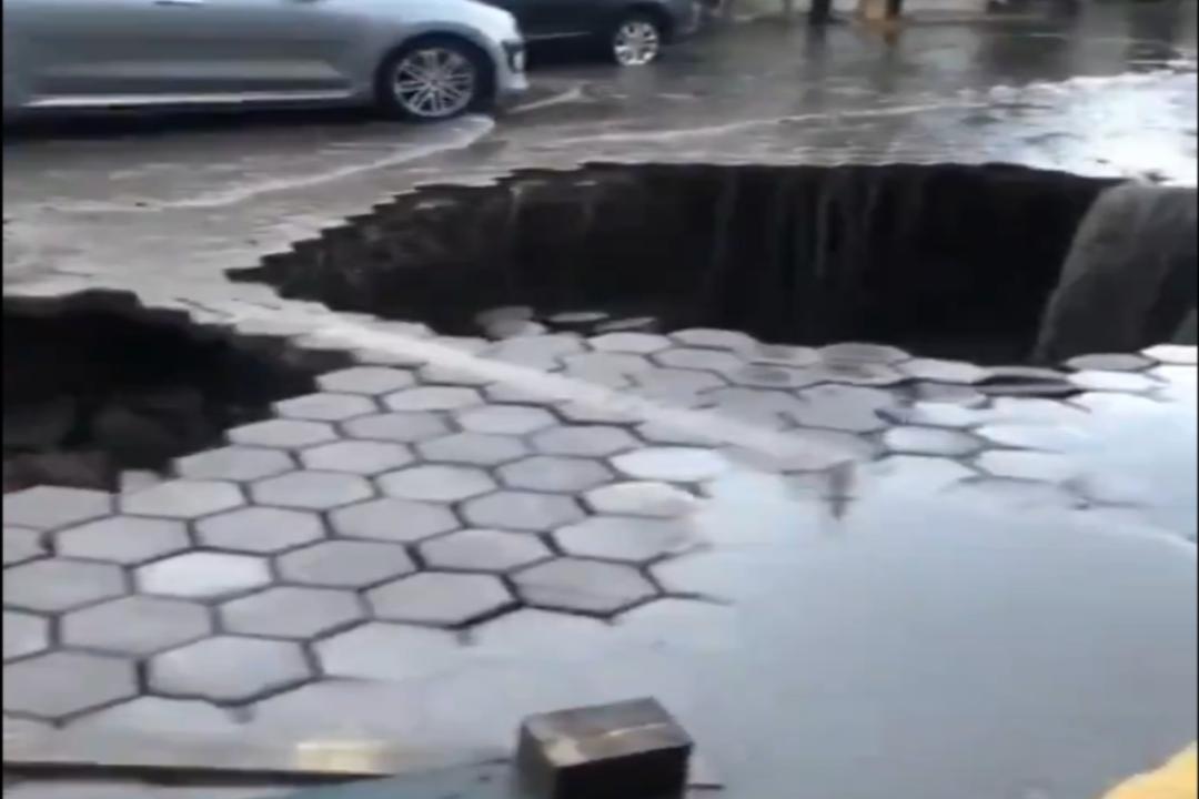 Socavón enorme se abre ahora en Puebla; tardarán tres meses en arreglarlo