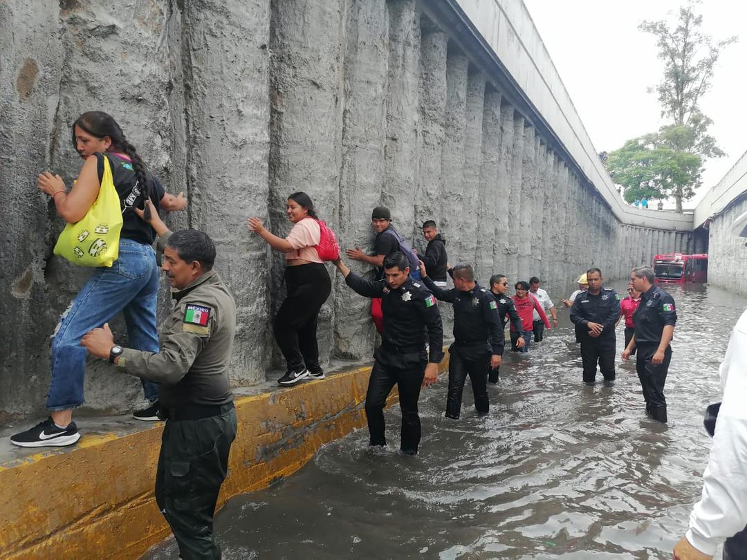 Zapopan: Rescatan a pasajeros de camión inundado en desnivel de Mariano Otero