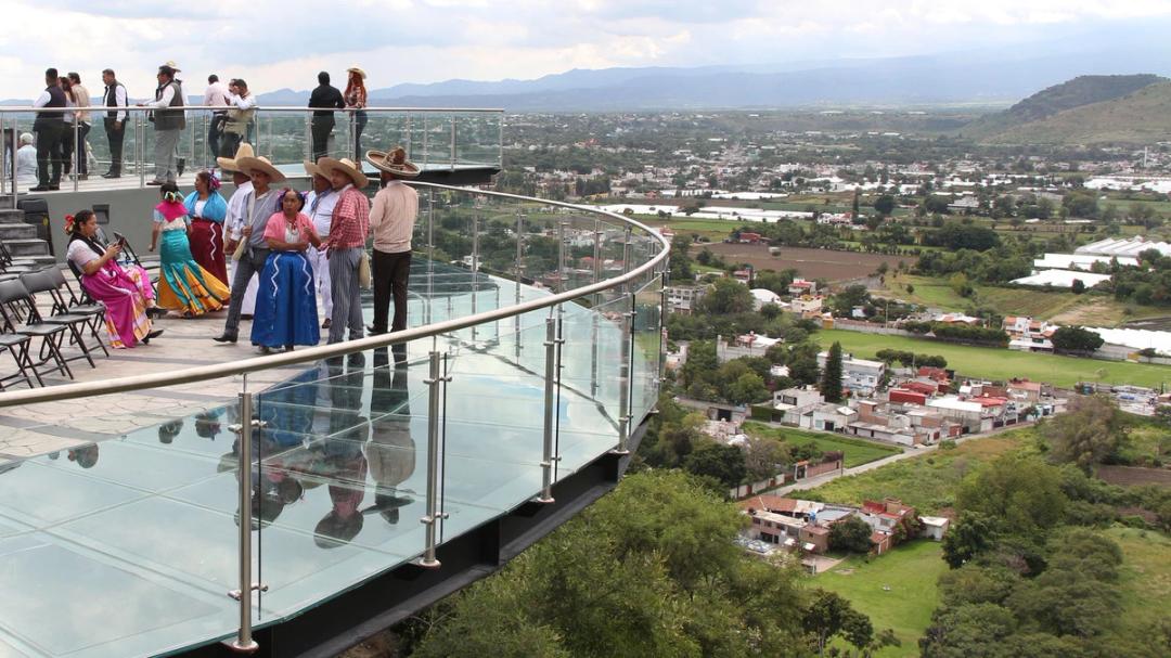 Puebla: Cae niño de 3 años de mirador de cristal en Atlixco