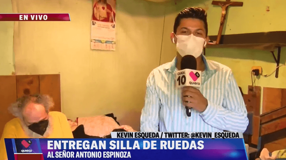 #quieronoticias entrega silla de ruedas al señor Antonio Espinoza