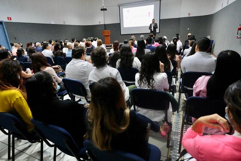 El OPD Servicios de Salud Jalisco realizó el Foro “Retos y soluciones de la atención del cáncer de mama en países en vías de desarrollo” para capacitar a su personal