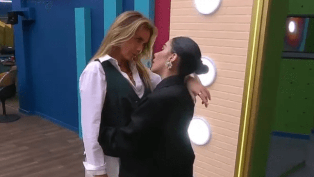 La Casa de los Famosos: ¡Polémica! Karime y Sabine se dan un beso