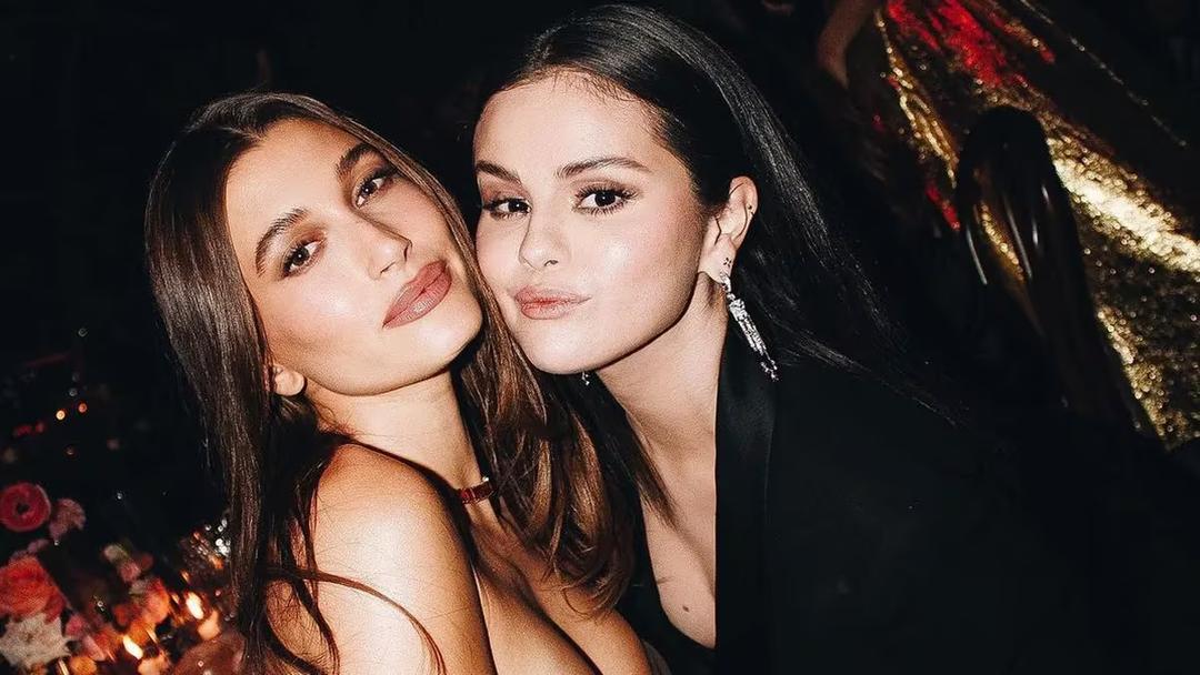 Selena Gómez y Hailey Bieber juntas en evento de los Grammy’s