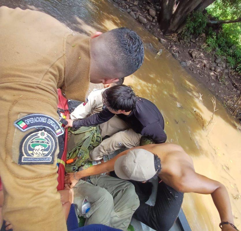 Guadalajara: Rescatan a hombre que cayó del Puente Arcediano en la Barranca de Huentitán