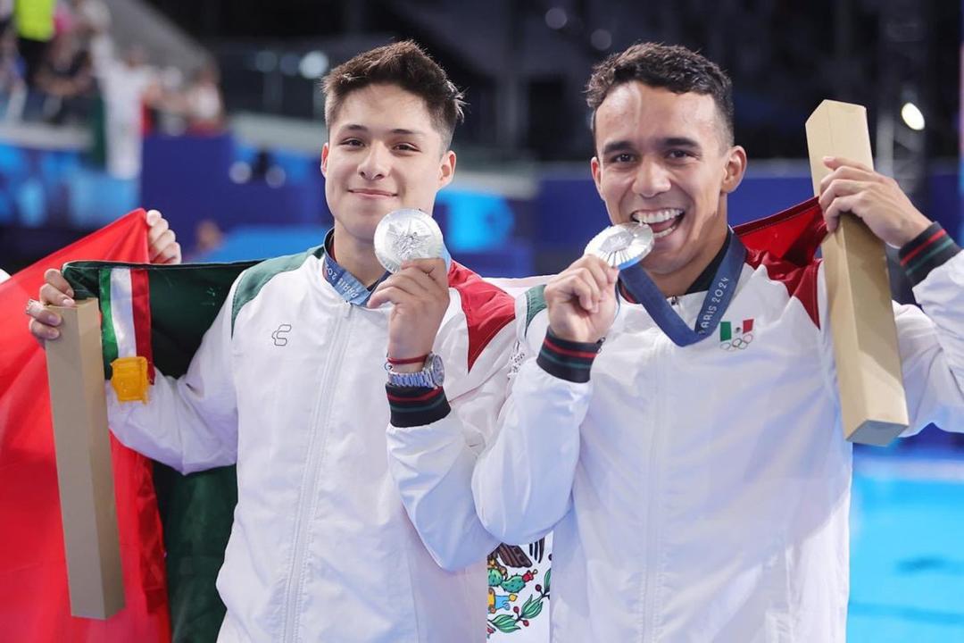 París 2024: Los mexicanos Osmar Olvera y Juan Celaya ganan medalla de plata en trampolín