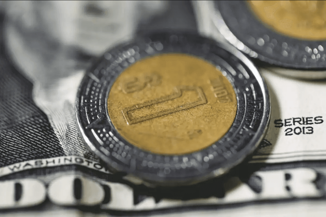 Banxico reduce tasa de interés y el peso se recupera