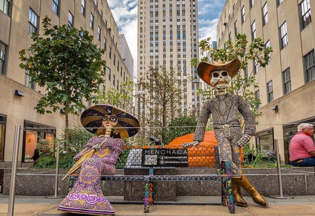 Conmemoran el Día de Muertos en Nueva York exhibiendo una ofrenda