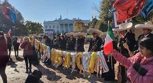 Reciben a AMLO con mariachi afuera de la Casa Blanca en Washington