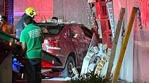 Un automóvil se impactó contra una casa de la colonia Independencia Oriente en Guadalajara