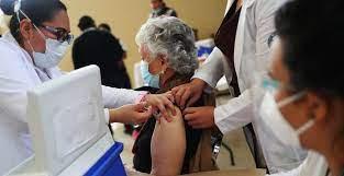 Confusión entre representantes médicos y adultos mayores por vacuna de refuerzo n el Hospital Zoquipan