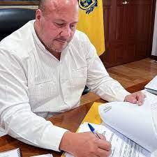 Firma Enrique Alfaro incremento salarial al personal de la UdeG
