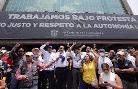 Se manifiesta comunidad universitaria de la UdeG afuera del Congreso de Jalisco