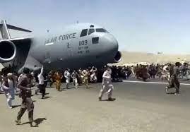 Encuentran restos humanos en vuelo militar de EUA proveniente de Afganistán