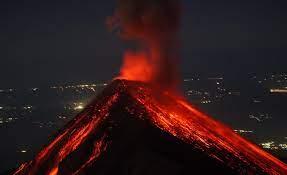 Volcán de Fuego en Guatemala continúa en erupción