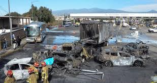 Choque de tráiler sin frenos en la autopista México-Puebla deja 19 muertos