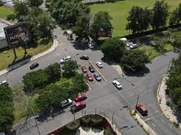 Cruce peligroso en Juan Palomar y Arias, sobre Novelistas por la falta de cultura vial en automovilistas…
