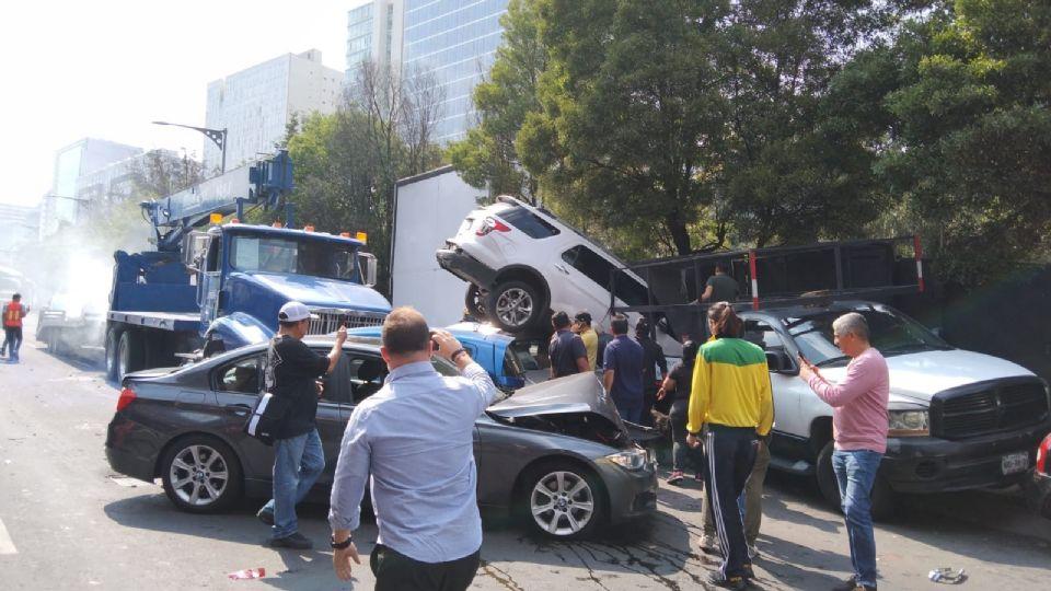 Carambola entre tráiler y cinco autos en autopista México-Toluca
