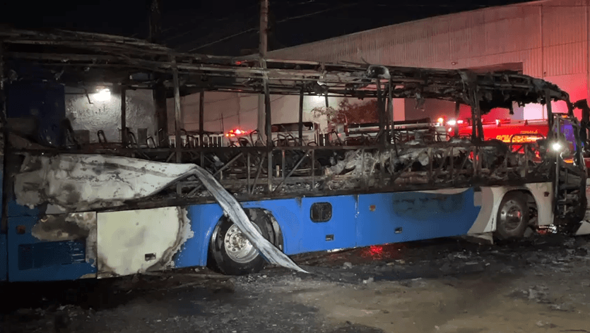 La cabina de un tráiler termina calcinada  sobre las calles Símbolos Patrios y 12 de Octubre en la colonia Ciudad Aztlán