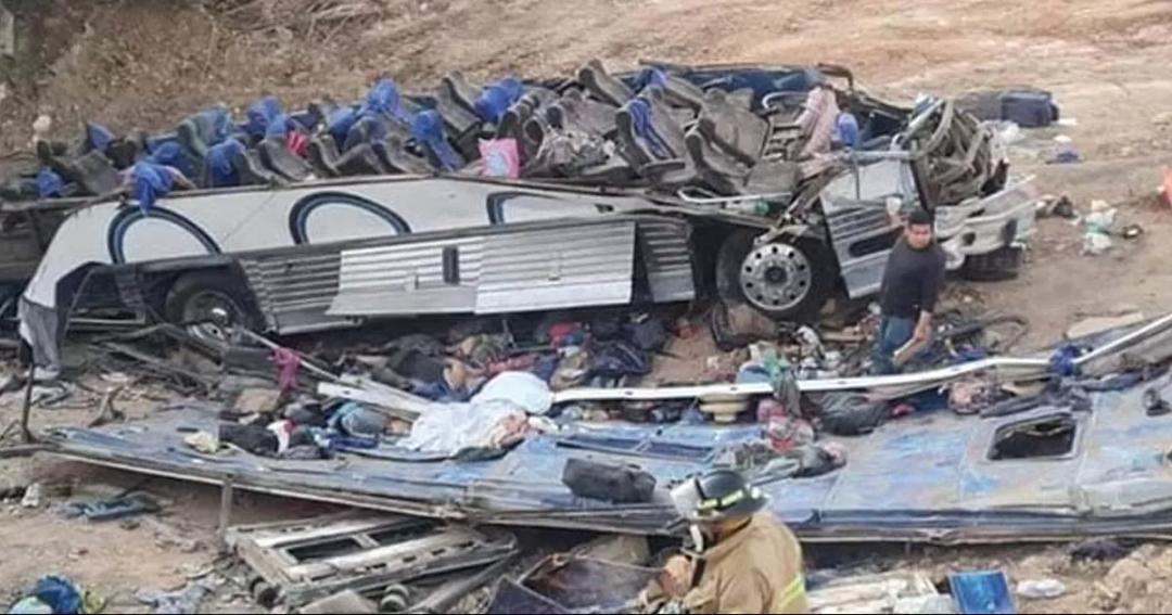 Vuelca camión de pasajeros en autopista a Nayarit: 11 fallecidos