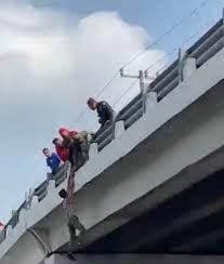 VIDEO| Hombre cayó de un puente en Morelos