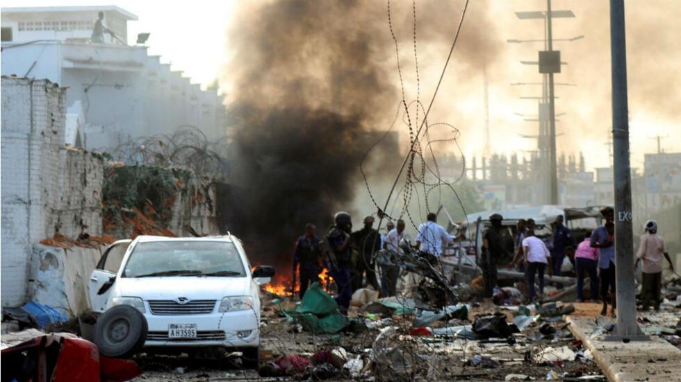VIDEO | Estallan dos coches bomba en la capital de Somalia
