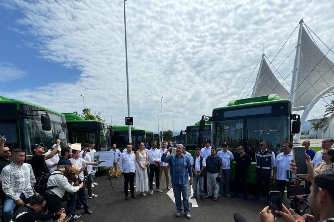 Puerto Vallarta: Entregan nuevos autobuses y apoyos para modernizar el transporte público