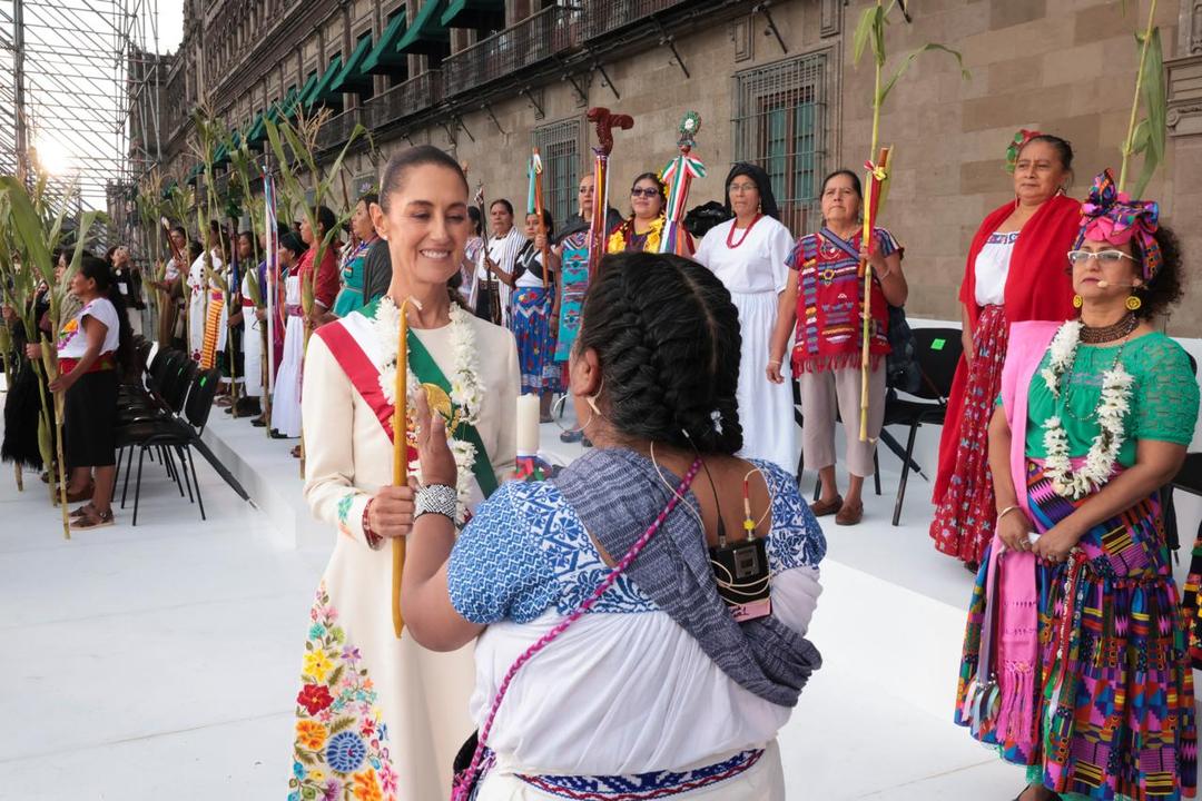 Claudia Sheinbaum recibe el ‘bastón de mando’ en el Zócalo