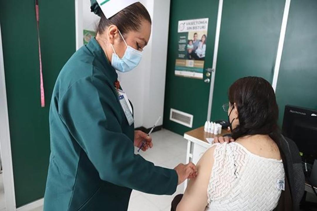 Vacuna contra COVID-19 e influenza: IMSS lanza campaña y te decimos detalles