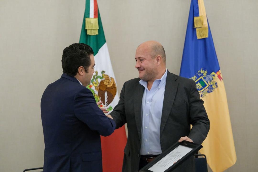 Enrique Alfaro recibe reconocimiento por parte de Grupo ECO.