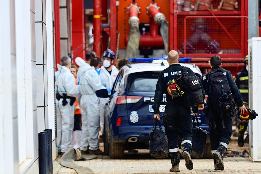 Valencia: Continúa búsqueda de víctimas; lluvias pegan en Barcelona