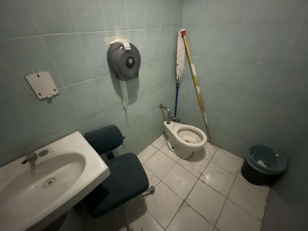 San Luis Potosí: Da luz una mujer en un baño del IMSS