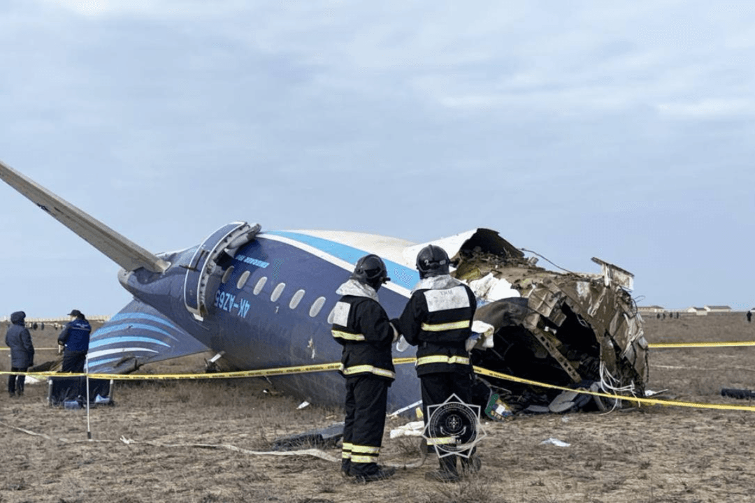 Kazajistán: Cae avión comercial y sobreviven 32 personas