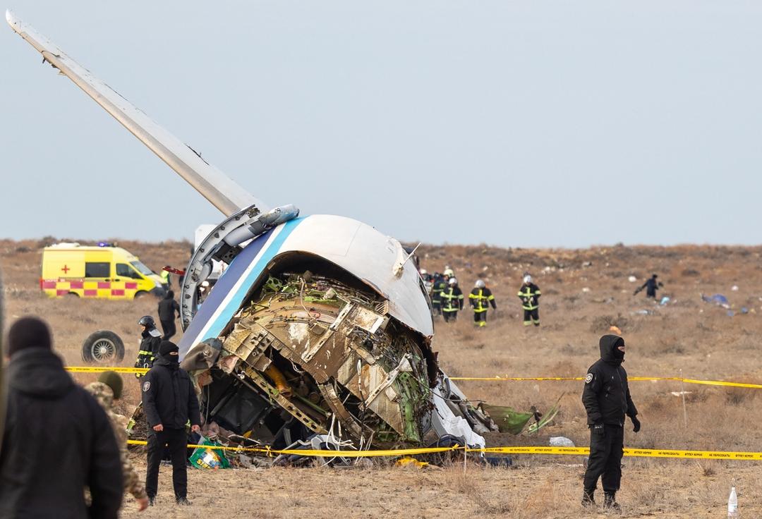 Kazajistán: Confirman al menos 38 muertos tras caída de avión