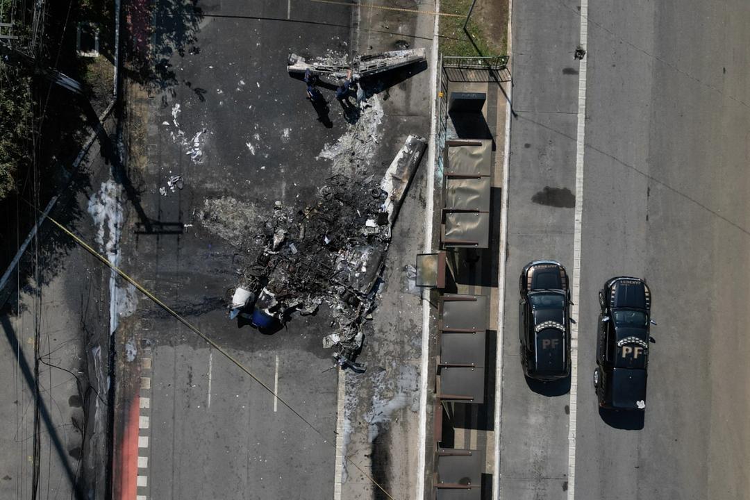 Brasil: Mueren dos tras caída de avioneta en plena avenida