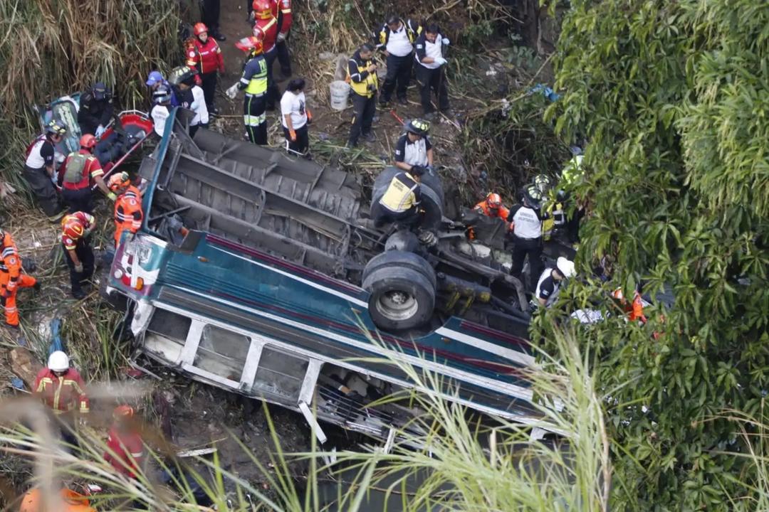 Guatemala: Mueren al menos 31 personas tras la caída de un autobús a un barranco