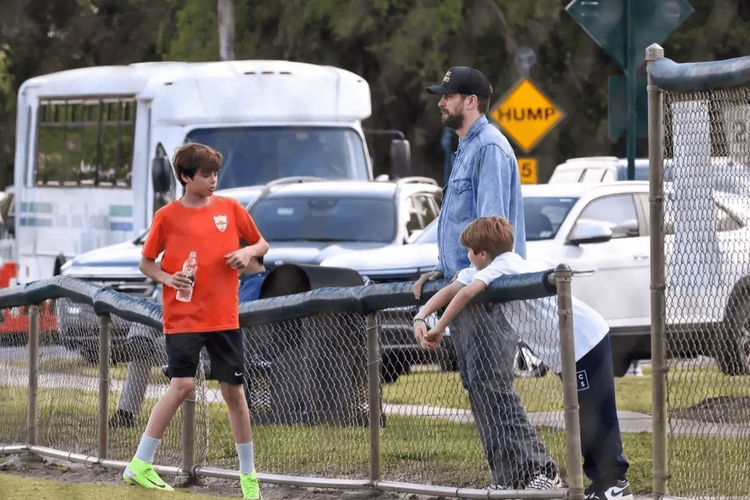 Piqué se reencuentra con sus hijos mientras Shakira continúa con su gira