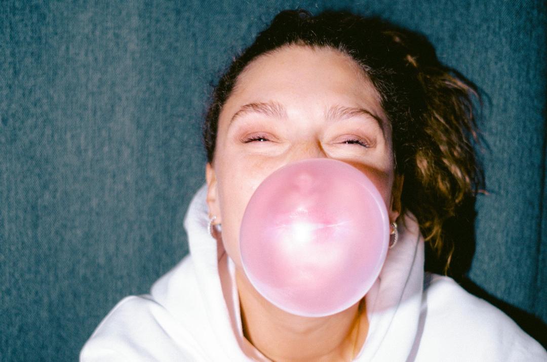 Los chicles tienen microplásticos, revela nuevo estudio