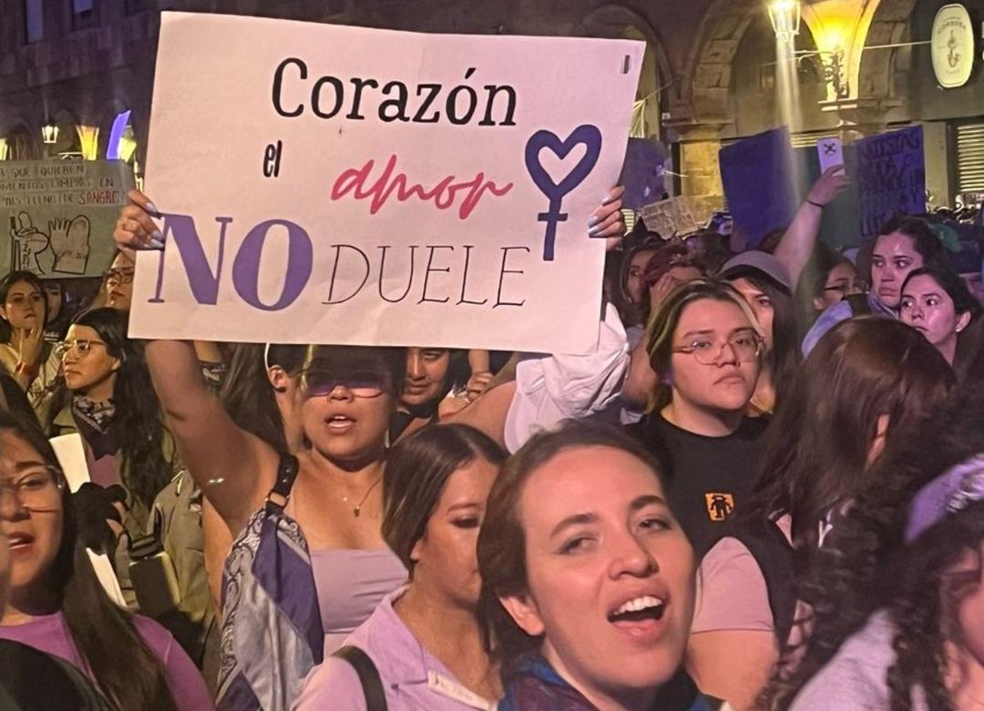 8M: Marchan miles de mujeres en Guadalajara y alzan la voz
