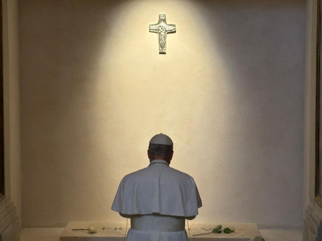 El Papa León XIV visita la tumba de Francisco