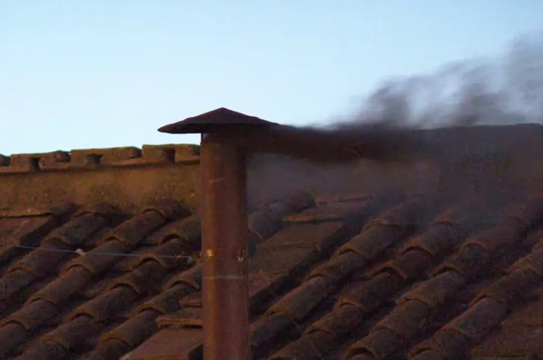 Cónclave: Humo Negro en Capilla Sixtina; aún no hay papa