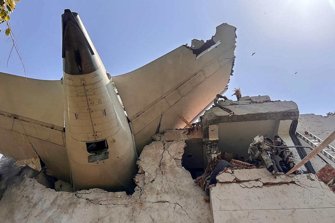 India: Avión con 242 personas de estrella contra edificio
