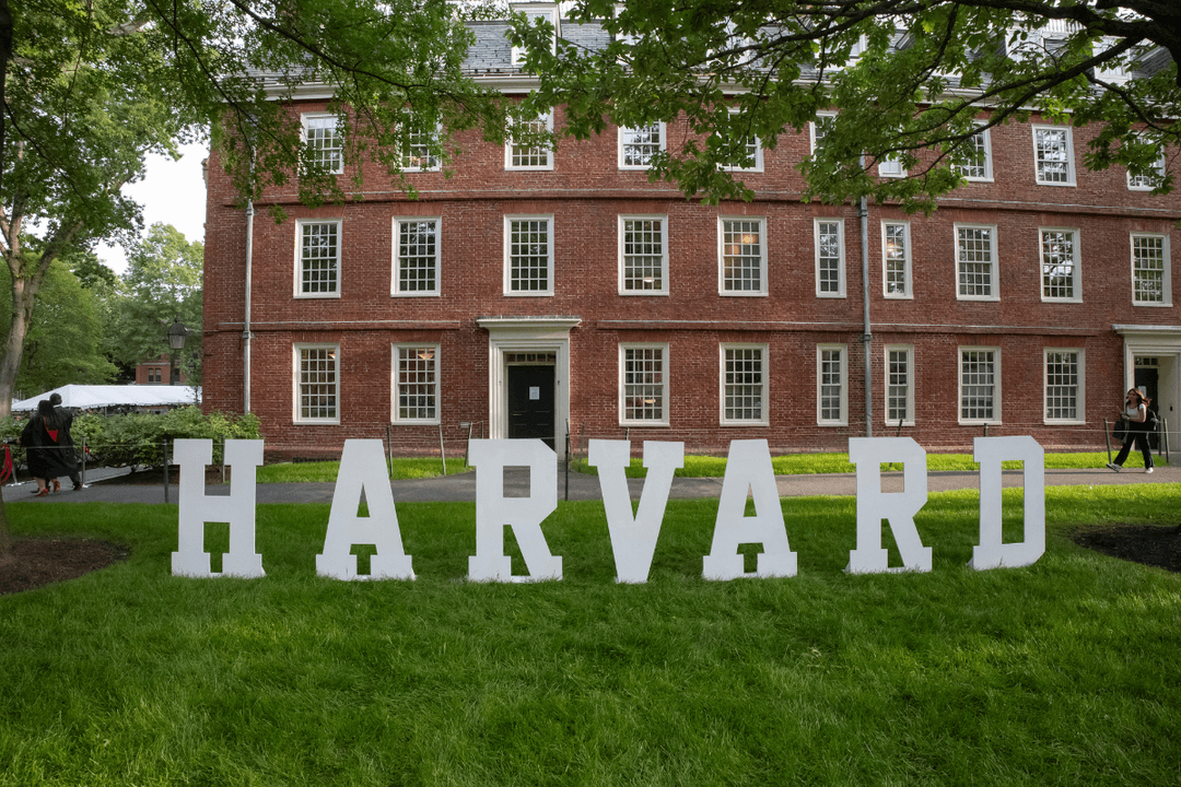 Trump acusa a Harvard de discriminatoria; amenaza con quitarle apoyos
