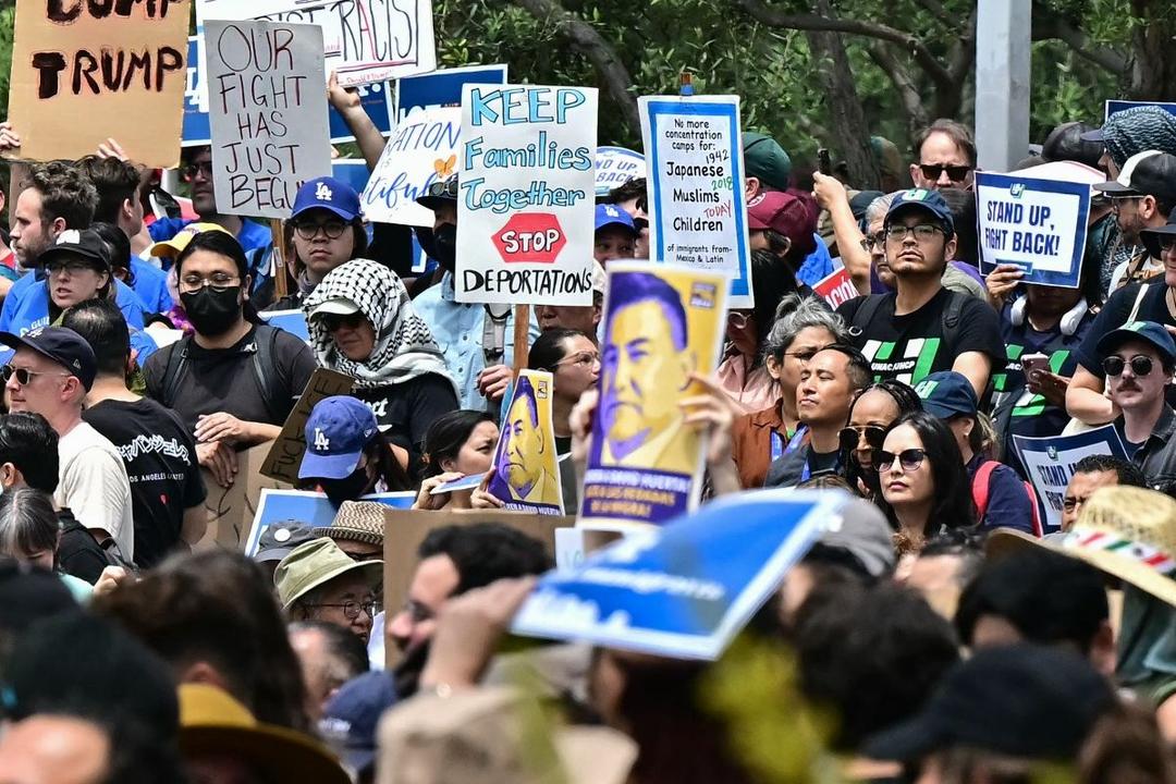 Trump prevé aumentar el uso de la fuerza en marchas por redadas antiinmigrantes