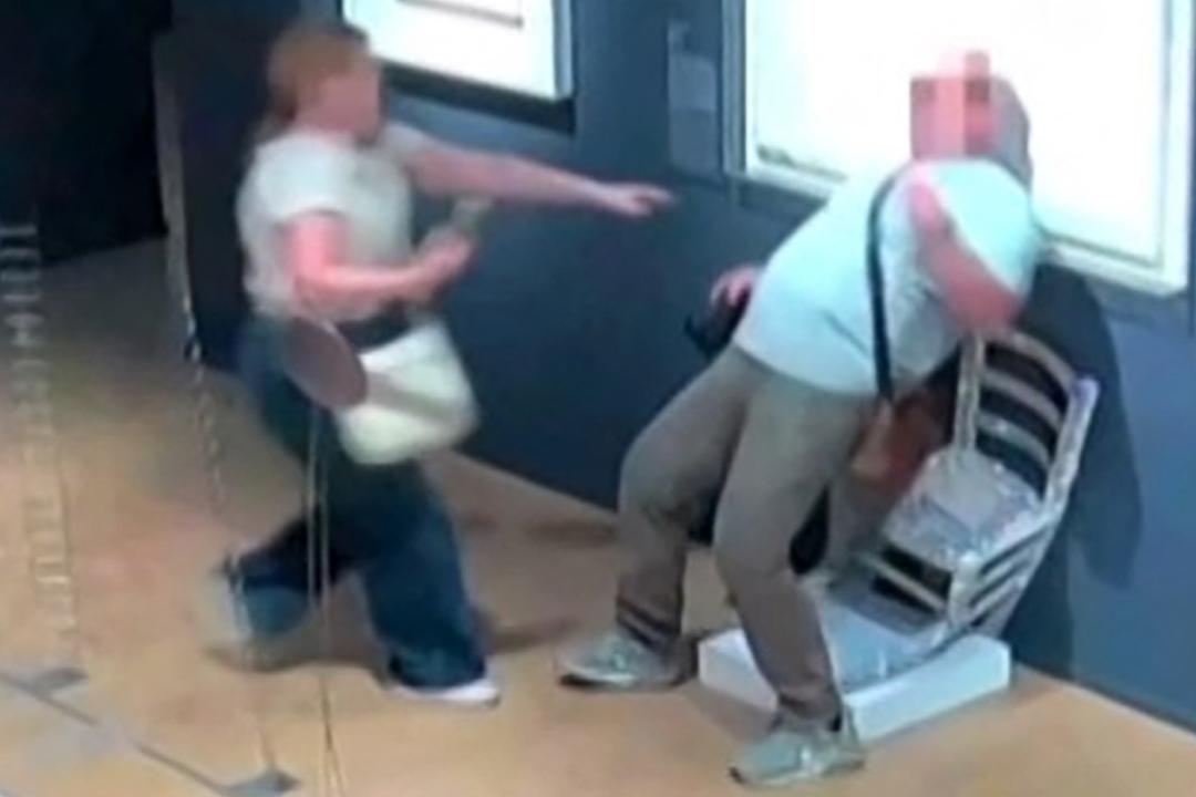 Viral: Museo demanda a hombre que se sentó en silla de cristales