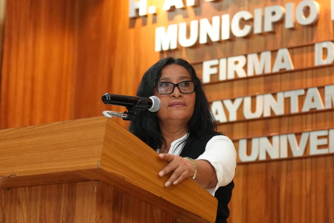 Abelina López: Alcaldesa de Acapulco asegura que se puede nadar en playas contaminadas