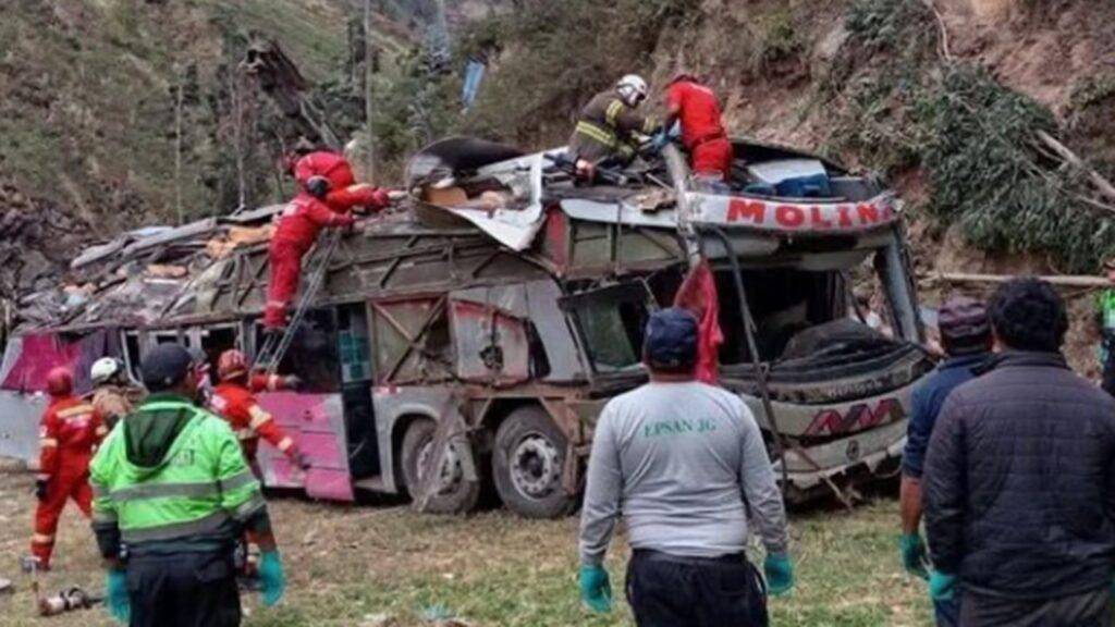 Perú: 18 personas murieron en accidente de autobús