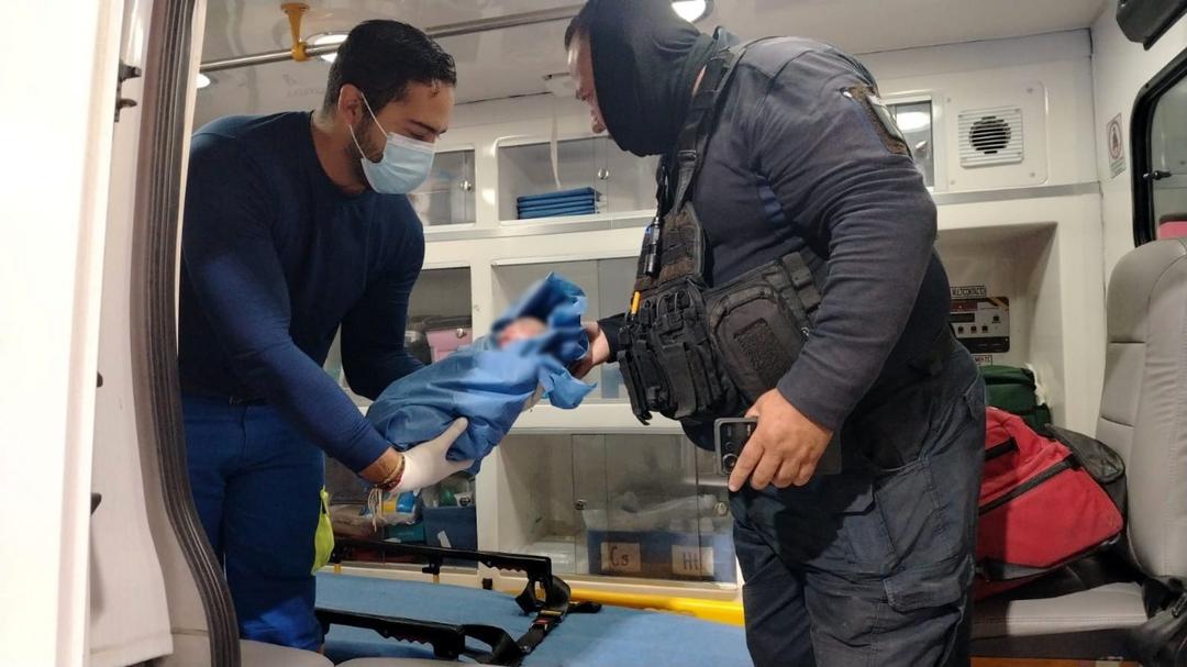 Tlajomulco: Policías municipales asistieron a una mujer en labor de parto